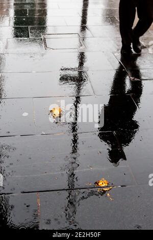 Silhouette eines Wanderers im Regen reflektiert Stockfoto