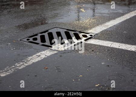 Abfluss Abdeckung im Regen Stockfoto