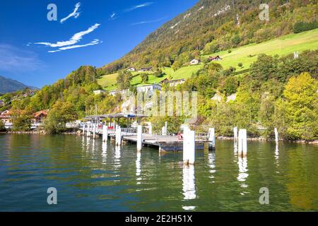 Alpnachstad Schweizer Alpen Dorf auf Luzern See Boot Pier und Landschaft, touristische Destination in der Schweiz Stockfoto