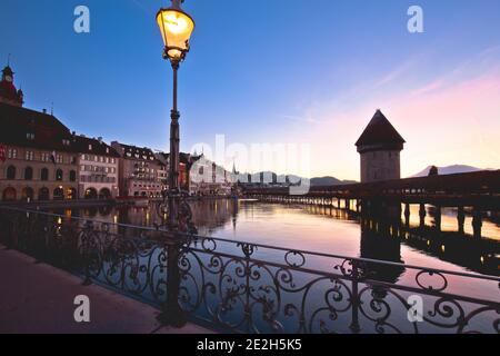 Luzerner Flussufer und Holzkapellenbrücke und Turmblick, Stadt in der Zentralschweiz Stockfoto