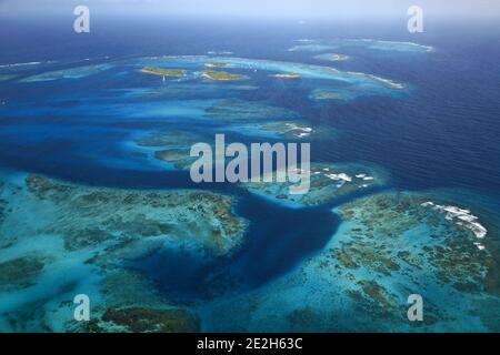 Karibik, St. Vincent und die Grenadinen: Luftaufnahme der kleinen Inselgruppe des Archipels von Tobago Cays im Herzen von Tobago Ca Stockfoto