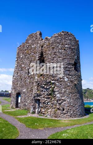 Tenby Castle in Pembrokeshire South Wales UK, die ein Normannische Burgruine aus dem 13. Jahrhundert und ein beliebtes Reiseziel Touristenattraktion Wahrzeichen von Stockfoto