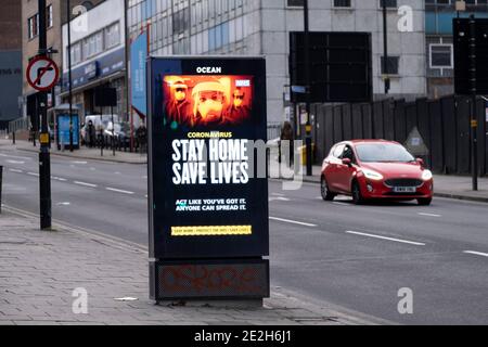 Die Regierung von HM und die NHS beraten, dass sich die neue Variante schnell ausbreitet und zu Hause bleibt und Leben rettet, während der dritten nationalen Coronavirus-Sperre im Stadtzentrum von Birmingham, die außer einigen wenigen Menschen am 12. Januar 2021 in Birmingham, Großbritannien, verlassen ist. Nach dem jüngsten Anstieg der Fälle, darunter die neue Variante von Covid-19, ist diese landesweite Sperre, die eine effektive Tier fünf ist, gestern in Betrieb genommen worden, wobei alle Bürger der Botschaft folgen sollten, zu Hause zu bleiben, den NHS zu schützen und Leben zu retten. Stockfoto