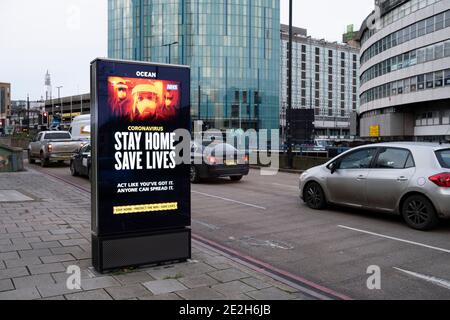 Die Regierung von HM und die NHS beraten, dass sich die neue Variante schnell ausbreitet und zu Hause bleibt und Leben rettet, während der dritten nationalen Coronavirus-Sperre im Stadtzentrum von Birmingham, die außer einigen wenigen Menschen am 12. Januar 2021 in Birmingham, Großbritannien, verlassen ist. Nach dem jüngsten Anstieg der Fälle, darunter die neue Variante von Covid-19, ist diese landesweite Sperre, die eine effektive Tier fünf ist, gestern in Betrieb genommen worden, wobei alle Bürger der Botschaft folgen sollten, zu Hause zu bleiben, den NHS zu schützen und Leben zu retten. Stockfoto