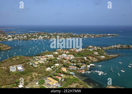 Grenada: Luftaufnahme von Segelbooten und Katamaranen, die vor Anker liegen in Prickly Bay und Dorf an der Südwestküste der Insel Stockfoto