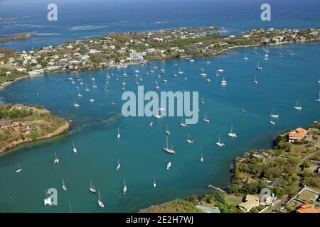 Grenada: Luftaufnahme von Segelbooten und Katamaranen, die in Prickly Bay an der Südwestküste der Insel vor Anker liegen Stockfoto