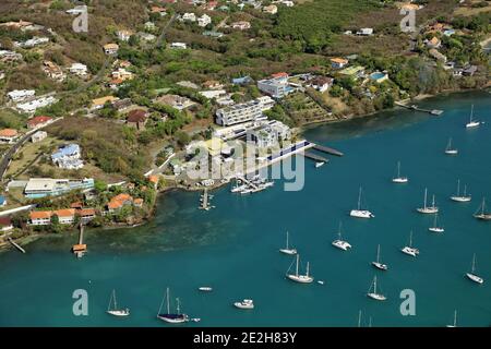 Grenada: Luftaufnahme von Segelbooten und Katamaranen, die in Prickly Bay an der Südwestküste der Insel vor Anker liegen Stockfoto