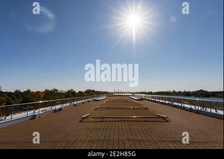 Freier Platz auf dem Kreuzfahrtschiff für Lounge-Stühle im Whirlpool Deck Stockfoto