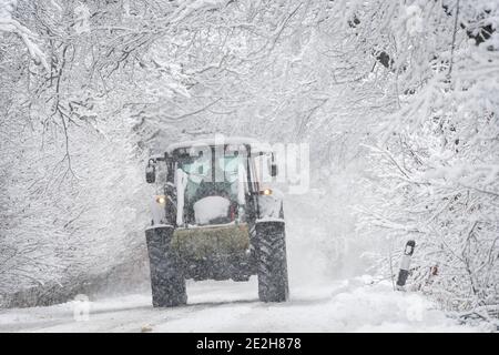 Wetter - Hawes, North Yorkshire, 14. Januar 2021 - Bauern in der Nähe von Hawes, Wensleydale, North Yorkshire, kämpften gegen das Wetter, um ihr Vieh im Schnee zu füttern, als Straßen durch den schweren Schneefall betroffen waren.Quelle: Wayne HUTCHINSON/Alamy Live News Stockfoto