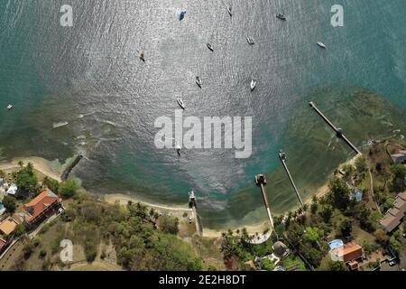 Grenada: Luftaufnahme von Segelbooten und Katamaranen, die vor Anker liegen in Prickly Bay, an der Südwestküste der Insel Stockfoto