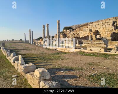 Straße mit Säulen in der antiken Stadt Knidos. Blauer Himmel im Hintergrund. Stockfoto