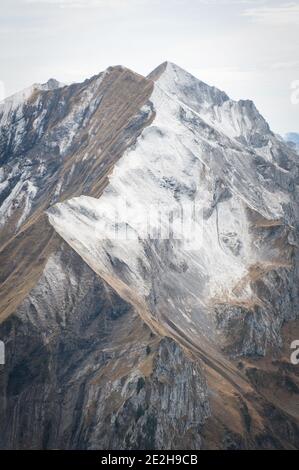 Berggipfel im berner oberland in den schweizer alpen im Herbst leicht mit Schnee bedeckt. Hochwertige Fotos Stockfoto