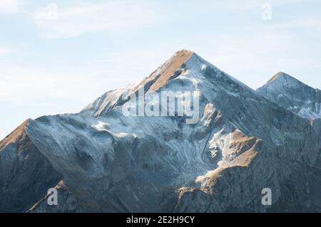 Berggipfel im berner oberland in den schweizer alpen im Herbst leicht mit Schnee bedeckt. Hochwertige Fotos Stockfoto