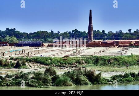 Kalna-Gebiet.Westbengalen, Indien. Entlang der Ufer des Hoogly Flusses Teil des Ganges heiligen Fluss gibt es viele traditionelle Ziegelfabrik, ein sehr im Stockfoto