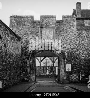 Prior's Gate auch bekannt als Winchester Cathedral Gate, Hampshire, England, Großbritannien. Stockfoto