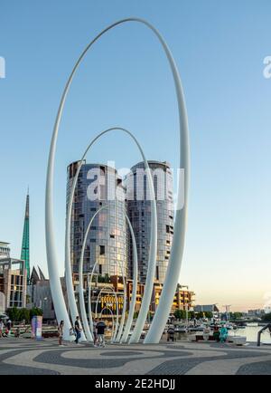 Hohe Wohntürme und Skulptur Spanda am Elizabeth Quay Die Esplanade Perth Western Australia Stockfoto