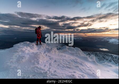 Bergsteiger im Schnee, snowdonia, yr wydffa Stockfoto