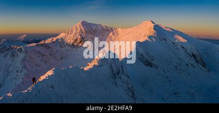 Bergsteiger im Schnee, snowdonia, yr wydffa Stockfoto