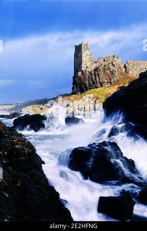 Dunure Castle, Ayrshire, Schottland, Großbritannien . Wellen stürzen auf den Felsen unterhalb von Dunure Castle an der Westküste Schottlands, etwa 5 Meilen südlich von Ayr und in der Nähe des Dorfes Dunure. Heute steht die Burg in Ruinen auf einem felsigen Vorgebirge an der Carrickküste, mit Blick auf den kleinen Hafen von Dunure. Stockfoto