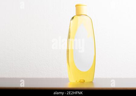 Haarshampoo Flasche vor hellgrauem Hintergrund, bearbeitbare Modell-up-Serie Vorlage bereit für Ihr Design, Label-Auswahl-Pfad enthalten. Stockfoto