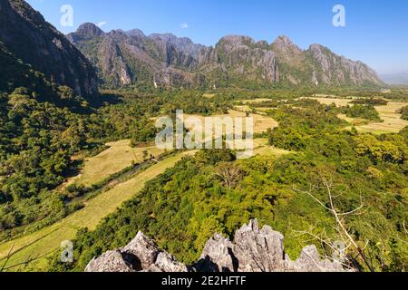 Ansicht der Felder um Vang Vieng, Laos Stockfoto