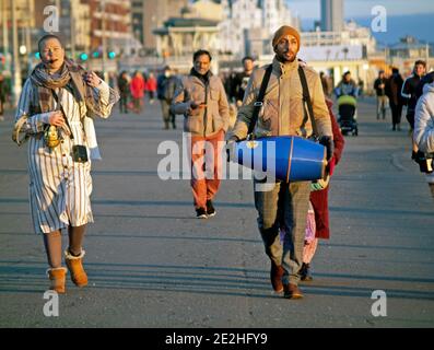 Mitglieder der Hare Krisna Bewegung singen beim Spaziergang entlang der Hove Promenade in Brighton Stockfoto