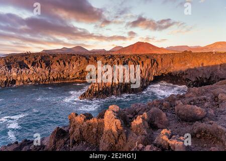 Los Hervideros Vulkanlandschaft am Meer, Lanzarote, Kanaren Stockfoto