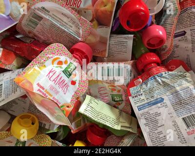 Viele Babynahrung Beutel bereit für das Recycling. Verschiedene Farben und mehrere Marken von einem sehr beliebten Essen für Kinder. Stockfoto