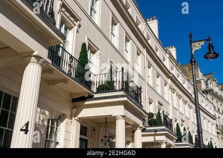 2017 war Grosvenor Crescent die teuerste Wohnstraße Großbritanniens. Stockfoto