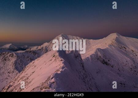 Bergsteiger im Schnee, snowdonia, yr wydffa Stockfoto