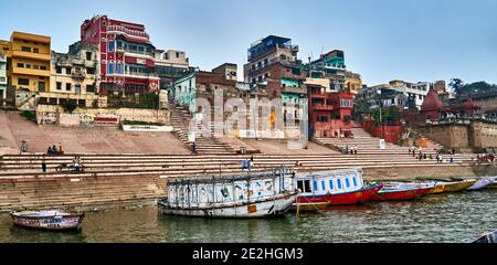 Varanasi (ex-Bénares), Uttar Pradesh, Indien. Der Ganges-Fluss in Varanasi, die die heiligste Stadt in Indien, wo Pilger, Hindu-Menschen und Touristen ist Stockfoto