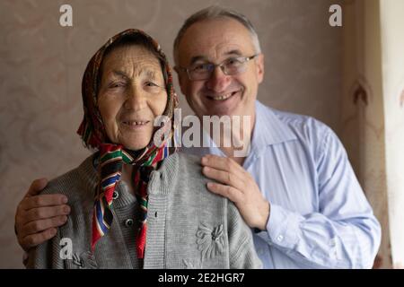 Mann umarmte seine Mutter im Hijab Stockfoto