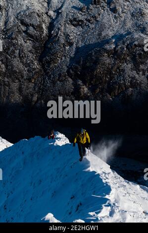 Bergsteiger im Schnee, snowdonia, yr wydffa Stockfoto