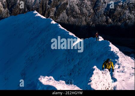 Bergsteiger im Schnee, snowdonia, yr wydffa Stockfoto