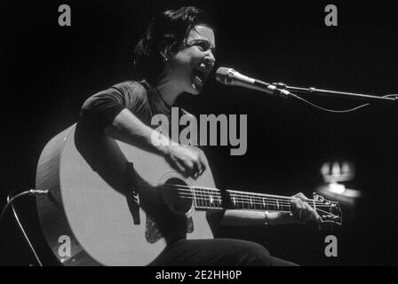 Die amerikanische Singer-Songwriterin Kirstin Hersh tritt im Shepherds Bush Empire auf 27. April 2001, London, England, Großbritannien. Stockfoto