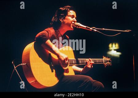 Die amerikanische Singer-Songwriterin Kirstin Hersh tritt im Shepherds Bush Empire auf 27. April 2001, London, England, Großbritannien. Stockfoto