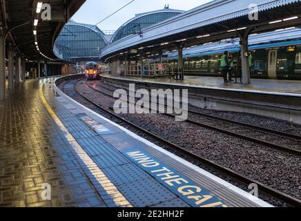 London, Großbritannien. Januar 2021. Ein allgemeiner Blick auf Paddington Station in London fast leer. Kredit: SOPA Images Limited/Alamy Live Nachrichten Stockfoto