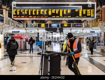 London, Großbritannien. Januar 2021. Ein Reinigungspersonal mit Gesichtsmask am Bahnhof Liverpool in London. In London wurden in den letzten 24 Stunden weitere 10,020 Coronavirus-Fälle registriert, da die Minister sich weigerten, weitere Einschränkungen am Horizont auszuschließen. Kredit: SOPA Images Limited/Alamy Live Nachrichten Stockfoto