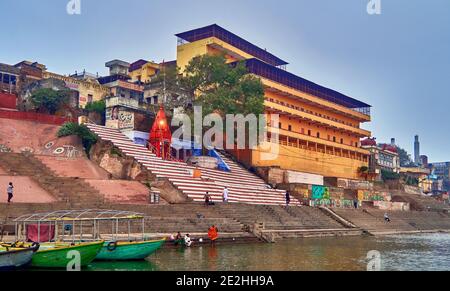 Varanasi (ex-Bénares), Uttar Pradesh, Indien. Der Ganges-Fluss in Varanasi, die die heiligste Stadt in Indien, wo Pilger, Hindu-Menschen und Touristen ist Stockfoto