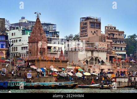 Varanasi (ex-Bénares), Uttar Pradesh, Indien. Der Ganges-Fluss in Varanasi, die die heiligste Stadt in Indien, wo Pilger, Hindu-Menschen und Touristen ist Stockfoto