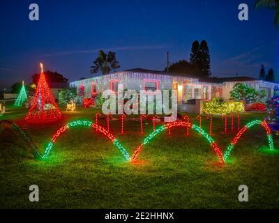 Rasen und Haus mit Weihnachtsbeleuchtung und Dekorationen in dekoriert Südwest Florida USA Stockfoto