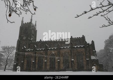 Pudsey, Leeds, West Yorkshire, Großbritannien. Januar 2021. Pudsey Parish Church während einer Explosion von schwerem Schnee, die viel von Nordengland bedeckt hat. Kredit: Touchlinepics/Alamy Live Nachrichten Stockfoto