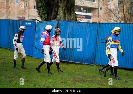 Ein allgemeiner Blick als Jockeys machen ihren Weg zum Paradering auf Fontwell Park Racecourse. Stockfoto