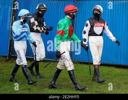 Ein allgemeiner Blick als Jockeys machen ihren Weg zum Paradering auf Fontwell Park Racecourse. Stockfoto