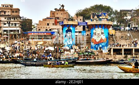 Varanasi (ex-Bénares), Uttar Pradesh, Indien. Der Ganges-Fluss in Varanasi, die die heiligste Stadt in Indien, wo Pilger, Hindu-Menschen und Touristen ist Stockfoto