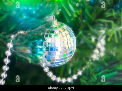 Glänzende Weihnachtskugel und Dekorationen hängen an einem Weihnachtsbaum Stockfoto