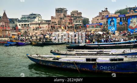 Varanasi (ex-Bénares), Uttar Pradesh, Indien. Dvaranasi (ex-Bénares), Indien. März 2020. Der Ganges Fluss bei Varanasi, die die heiligste Stadt ist Stockfoto