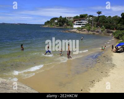 Vitoria, Espirito Santo, Brasilien. Januar 2021. (INT) EIN Besuch am Strand von Frade Island in Espirito Santo. 13. Januar 2021, Vitoria, Espirito Santo, Brasilien: Selbst mit der Zunahme der COVID-19 Fälle in Brasilien, Menschen sind immer noch an den Stränden angezogen, um sich zu entspannen, Spaß zu haben und vergessen Sie die Leiden durch das Virus verursacht. Frade Island ist keine Ausnahme, da die Leute den Strand drängen und einige ohne Masken.Quelle: Edson de Souza /Thenews2 Quelle: Edson De Souza/TheNEWS2/ZUMA Wire/Alamy Live News Stockfoto