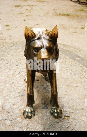 POZNAN, POLEN - 05. Jun 2017: Wolf-Skulptur aus Metall im alten Zoopark Stockfoto