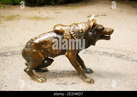 POZNAN, POLEN - 05. Jun 2017: Wolf-Skulptur aus Metall im alten Zoopark Stockfoto